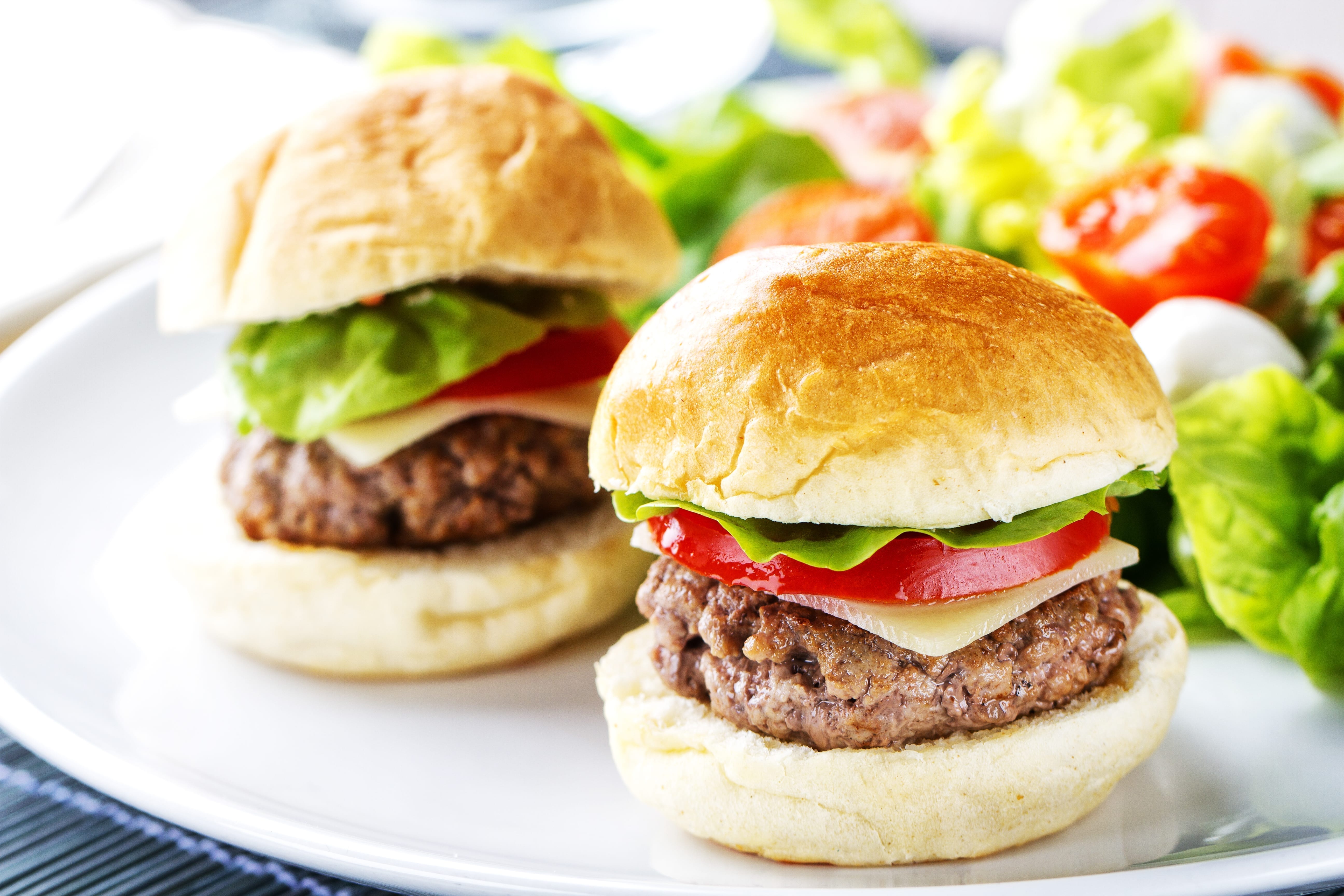 Cheeseburger with Peppery Coleslaw Recipe | SlimFast