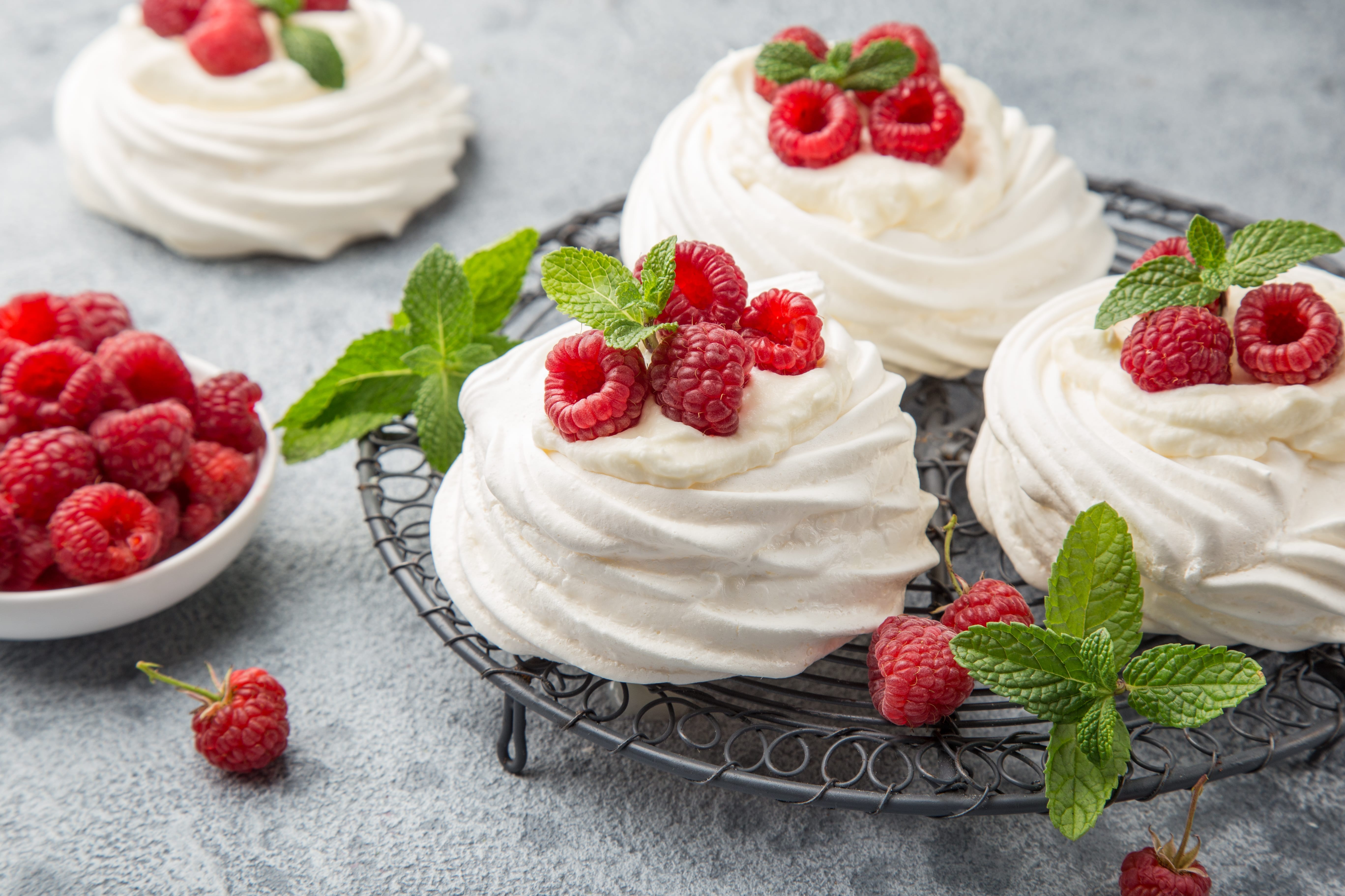 Mini Berry Pavlova Recipe | SlimFast